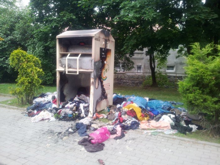 sterta-spalonych-ubran-sobieszow-wita-gosci-foto-47678