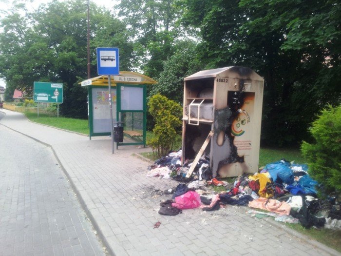 sterta-spalonych-ubran-sobieszow-wita-gosci-foto-47678