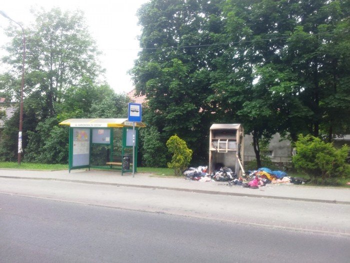 sterta-spalonych-ubran-sobieszow-wita-gosci-foto-47678