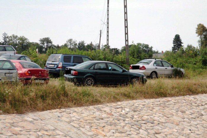 samochod-stoczy-sie-do-rzeki-i-potraci-kobiete-foto-47702