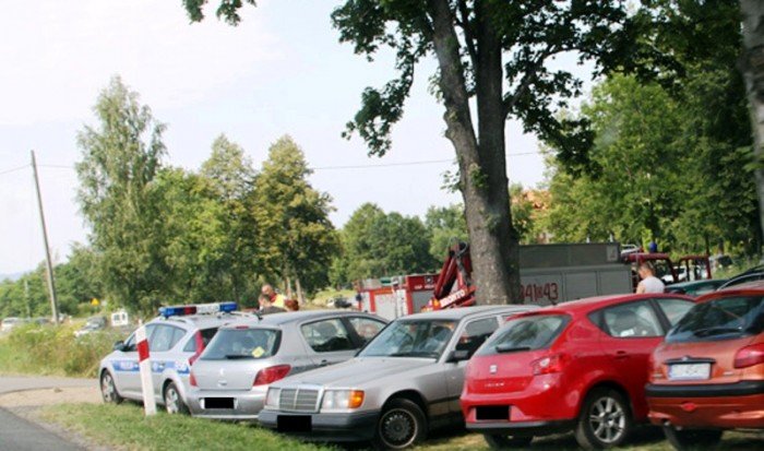 samochod-stoczy-sie-do-rzeki-i-potraci-kobiete-foto-47702