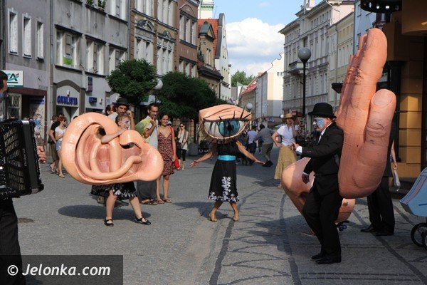najazd-artystow-ulicy-na-plac-ratuszowy-foto-47771