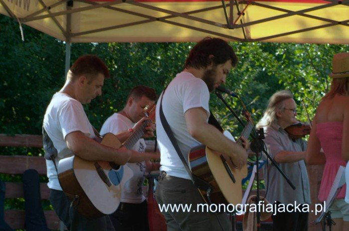szyszak-zagra-dla-monografii-dworu-czarne-foto-47820