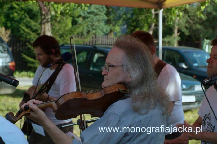 szyszak-zagra-dla-monografii-dworu-czarne-foto-47820