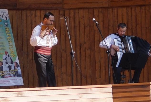duet-besarabia-z-fletnia-pana-w-roli-gownej-foto-47883