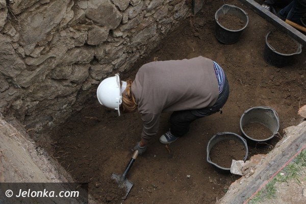 czego-archeolodzy-szukaja-przy-wiezy-w-siedlecinie-foto-47946