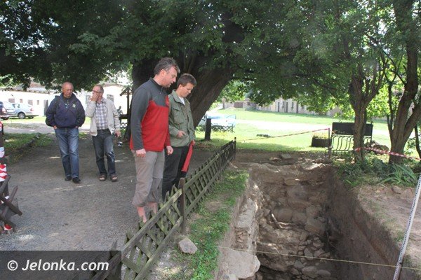 czego-archeolodzy-szukaja-przy-wiezy-w-siedlecinie-foto-47946