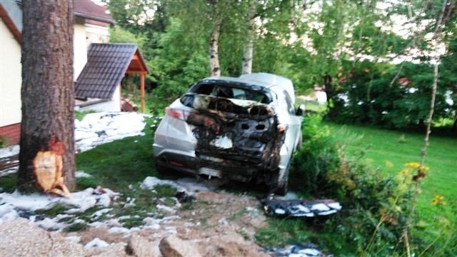podpalenie-czterech-aut-w-borowicach-foto-47980