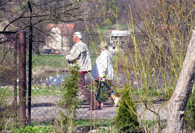 Z pozoru to uroczysko, ale za skarpą kryje się dzikie składowisko brudów i odpadków. Zanieczyszczone są także brzegi pobliskiego stawu.