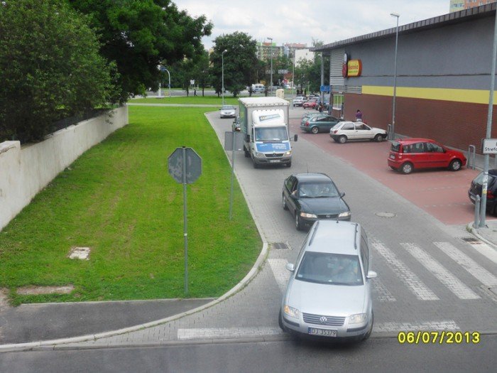 przejazd-przez-market-przeszkadza-mieszkancom-foto-48064