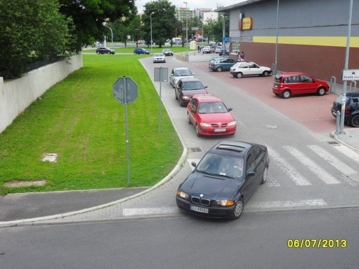 przejazd-przez-market-przeszkadza-mieszkancom-foto-48064