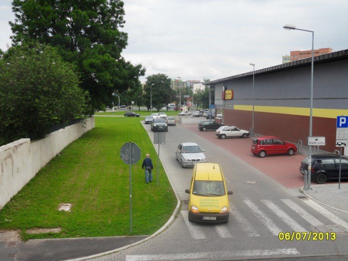 przejazd-przez-market-przeszkadza-mieszkancom-foto-48064