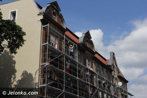 tajemnicza-brama-na-scianie-kamienicy-foto-48116