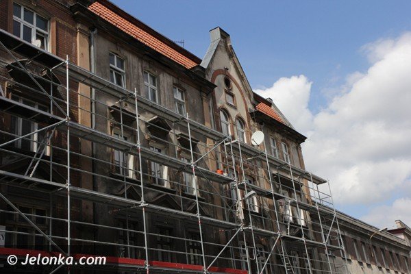 tajemnicza-brama-na-scianie-kamienicy-foto-48116
