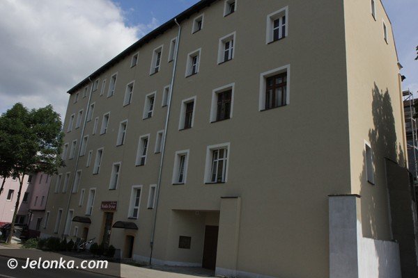 tajemnicza-brama-na-scianie-kamienicy-foto-48116