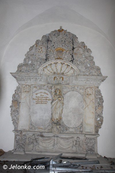tajemnicza-brama-na-scianie-kamienicy-foto-48116
