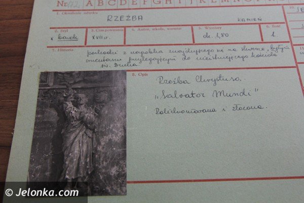 tajemnicza-brama-na-scianie-kamienicy-foto-48116