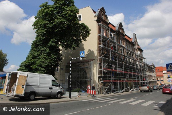 tajemnicza-brama-na-scianie-kamienicy-foto-48116