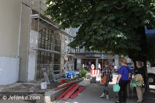 tajemnicza-brama-na-scianie-kamienicy-foto-48116