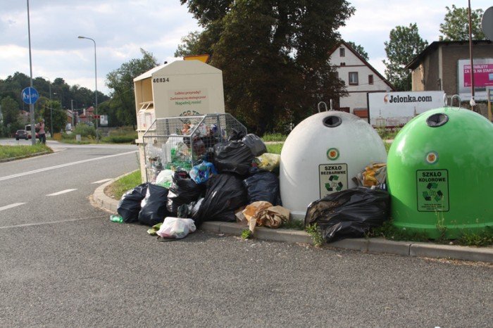 czytelniczka-jelenia-gora-wita-sterta-smieci-foto-48121