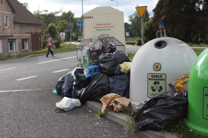 czytelniczka-jelenia-gora-wita-sterta-smieci-foto-48121