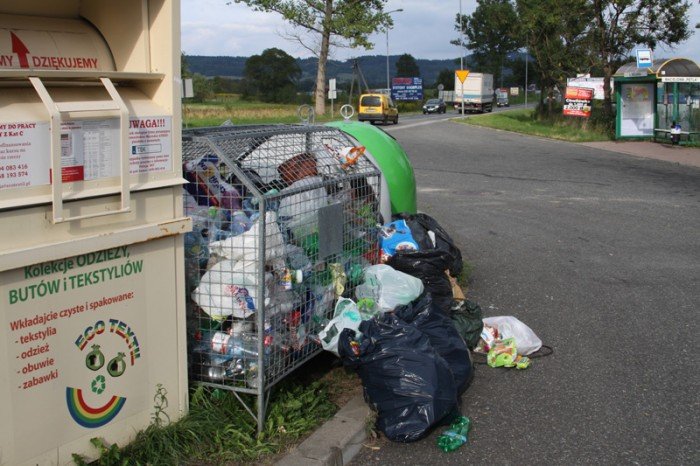 czytelniczka-jelenia-gora-wita-sterta-smieci-foto-48121