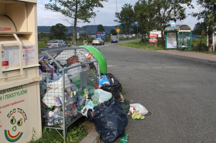 czytelniczka-jelenia-gora-wita-sterta-smieci-foto-48121