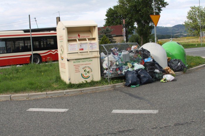 czytelniczka-jelenia-gora-wita-sterta-smieci-foto-48121