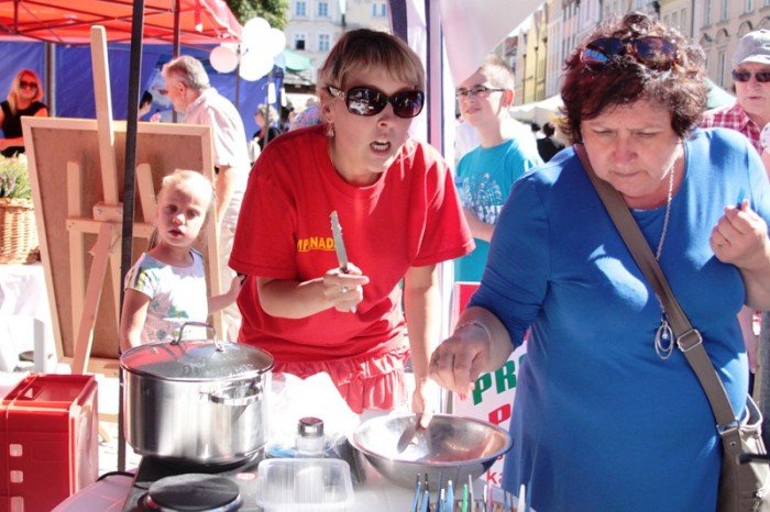 regionalne-przysmaki-i-cuda-na-placu-ratuszowym-foto-48263