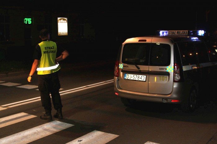 zderzenie-mercedesa-z-autem-policyjnym-foto-48271