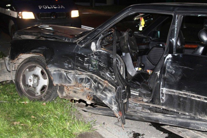 zderzenie-mercedesa-z-autem-policyjnym-foto-48271