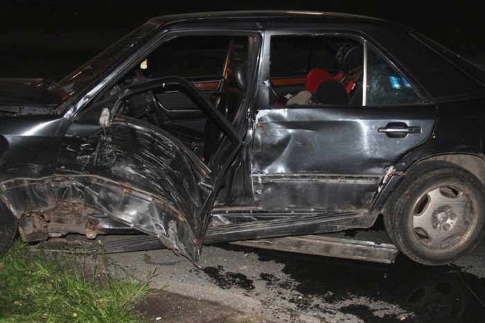 zderzenie-mercedesa-z-autem-policyjnym-foto-48271