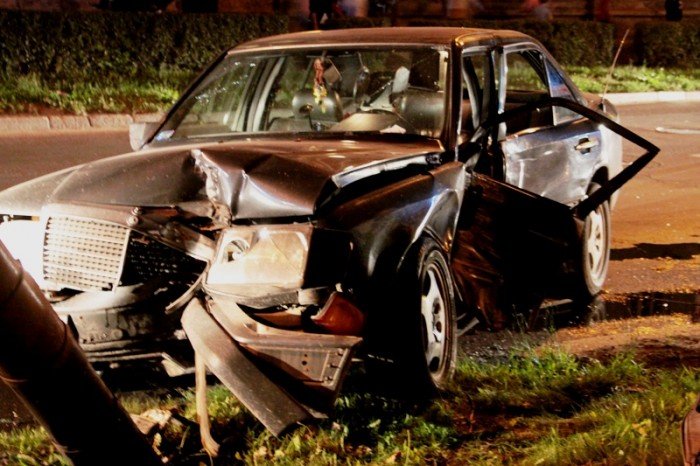 zderzenie-mercedesa-z-autem-policyjnym-foto-48271