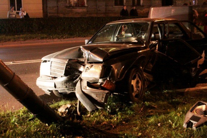 zderzenie-mercedesa-z-autem-policyjnym-foto-48271