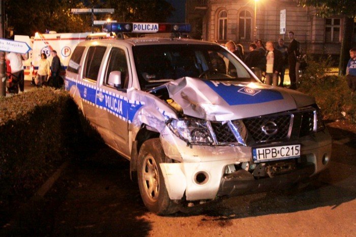zderzenie-mercedesa-z-autem-policyjnym-foto-48271