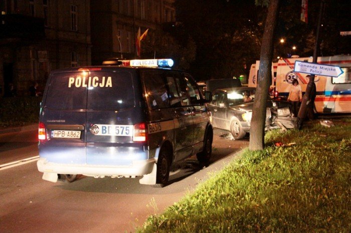 zderzenie-mercedesa-z-autem-policyjnym-foto-48271