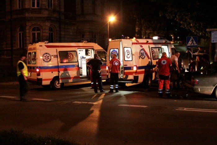 zderzenie-mercedesa-z-autem-policyjnym-foto-48271