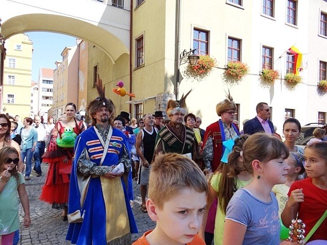 w-pochodzie-przez-miasto-z-fredra-i-jego-dzieami-foto-48274