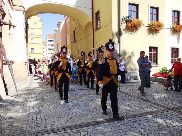 w-pochodzie-przez-miasto-z-fredra-i-jego-dzieami-foto-48274