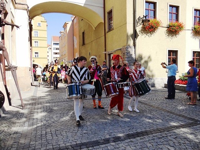 w-pochodzie-przez-miasto-z-fredra-i-jego-dzieami-foto-48274