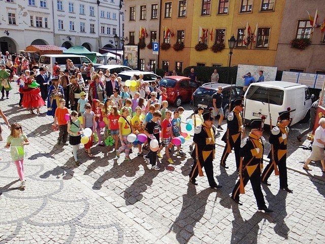 w-pochodzie-przez-miasto-z-fredra-i-jego-dzieami-foto-48274