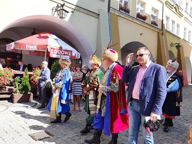 w-pochodzie-przez-miasto-z-fredra-i-jego-dzieami-foto-48274