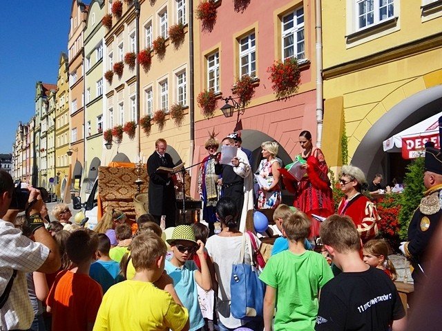 w-pochodzie-przez-miasto-z-fredra-i-jego-dzieami-foto-48274