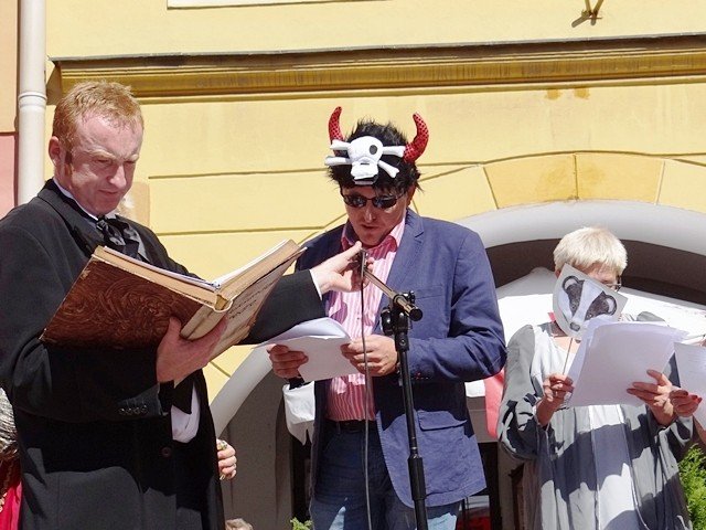 w-pochodzie-przez-miasto-z-fredra-i-jego-dzieami-foto-48274