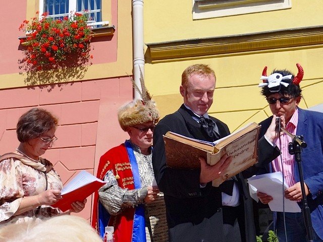 w-pochodzie-przez-miasto-z-fredra-i-jego-dzieami-foto-48274