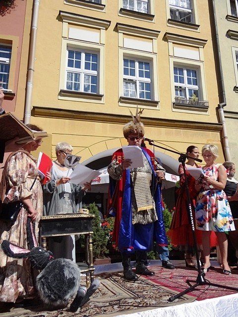 w-pochodzie-przez-miasto-z-fredra-i-jego-dzieami-foto-48274