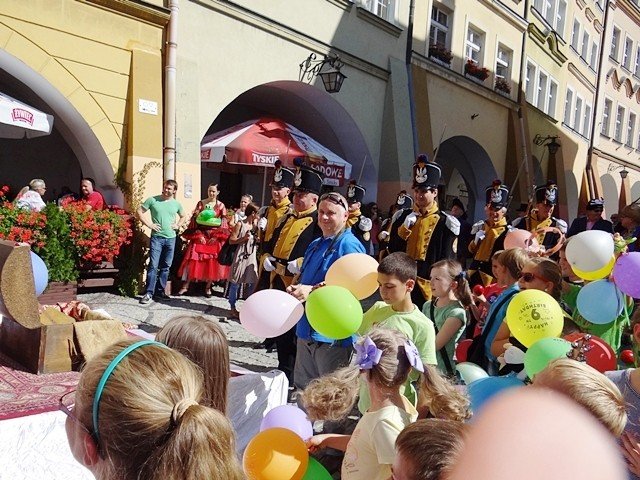 w-pochodzie-przez-miasto-z-fredra-i-jego-dzieami-foto-48274