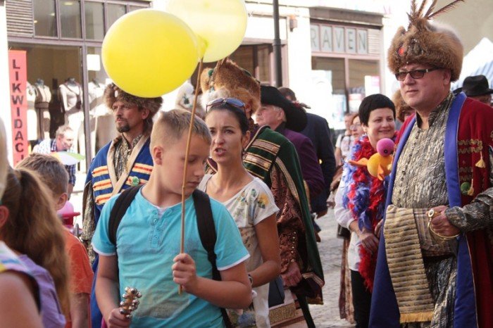 w-pochodzie-przez-miasto-z-fredra-i-jego-dzieami-foto-48274