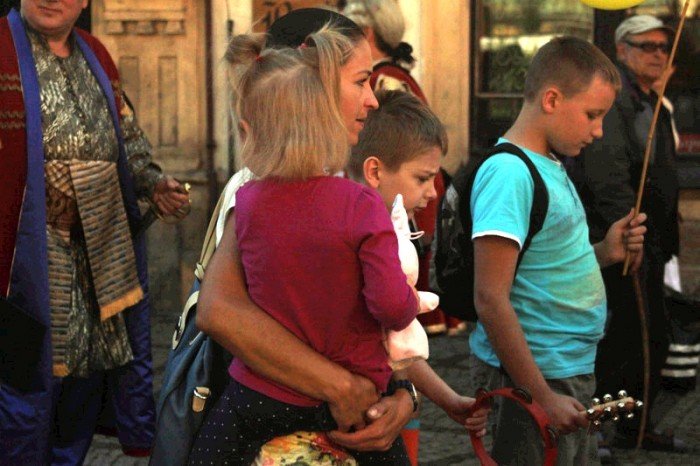 w-pochodzie-przez-miasto-z-fredra-i-jego-dzieami-foto-48274
