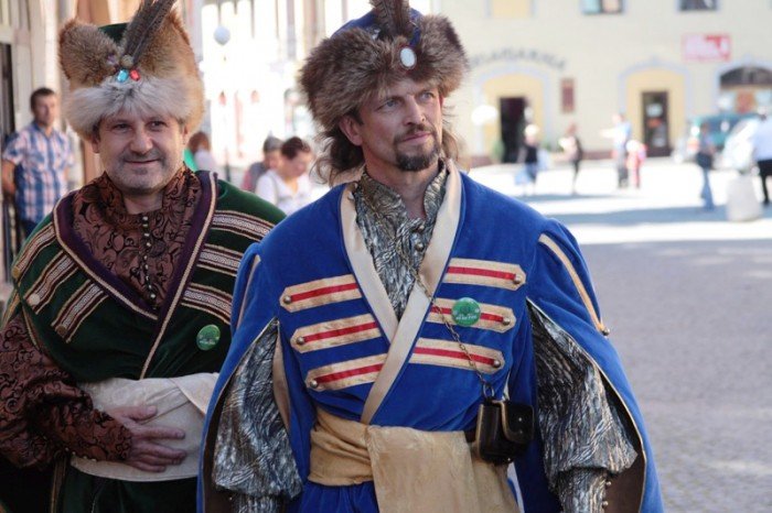 w-pochodzie-przez-miasto-z-fredra-i-jego-dzieami-foto-48274
